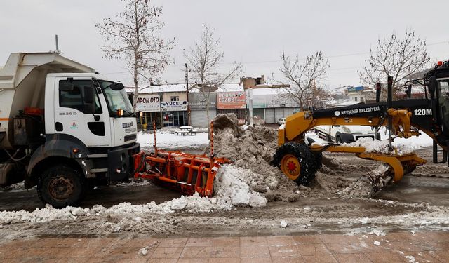 Nevşehir Belediyesi Sanayi Bölgesinde Kar Temizliği Yaptı