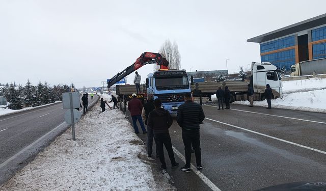 Nevşehir'de kayan tır yolu trafiğe kapattı