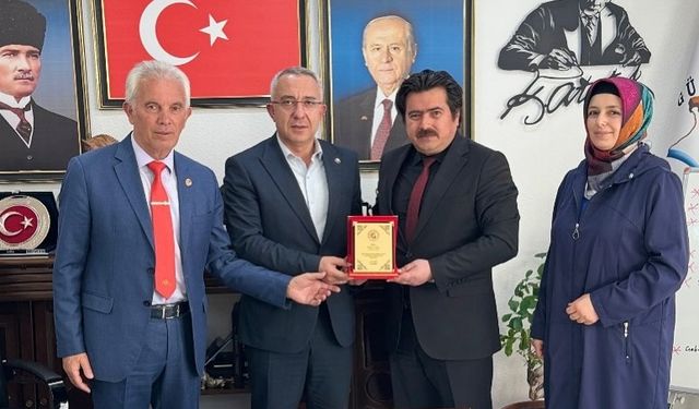 Başkan Çiftci'den Gülşehir'de okul kütüphanesine kitap bağışı