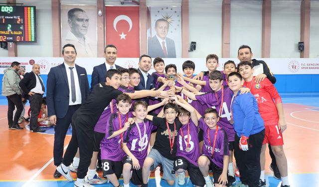 Altınyıldız futsal takımlarından çifte şampiyonluk