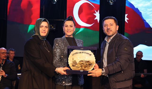 Azerbaycanlı sanatçı Azerin, Nevşehirlileri coşturdu