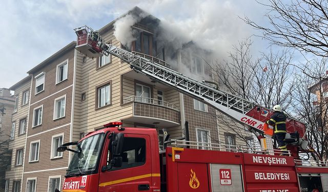 Nevşehir'de 4 katlı binanın 4. katında yangın