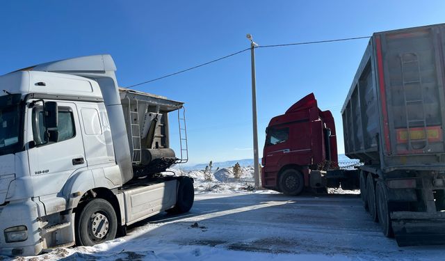 Nevşehir'de gizli buzlanma nedeniyle iki tır makasladı!