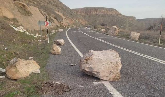 Nevşehir Soğanlı köyü arasında yola dev kaya parçaları düştü
