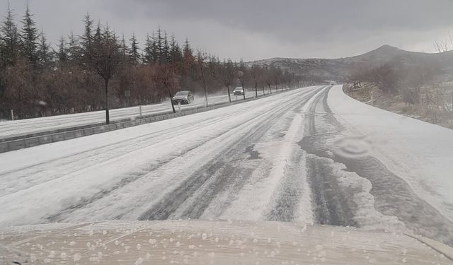 Ürgüp ve çevresinde dolu etkili oldu, yollar beyaza büründü