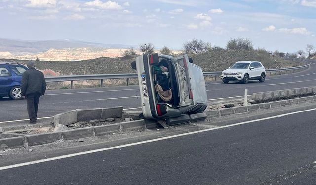 Nevşehir'de virajı alamayan otomobil yan yattı