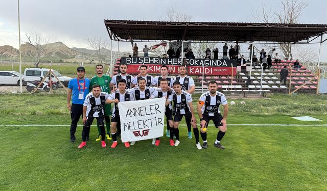 Özkonak'ta Anneler Günü'nde anlamlı pankart