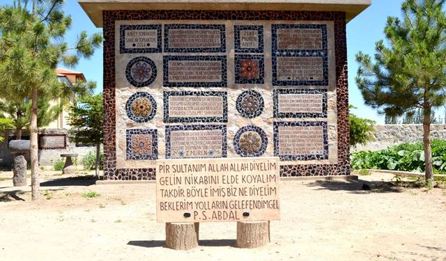 Nevşehir'de Zeki Müren için bahçesine park yaptı