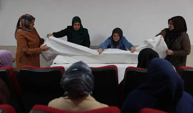 Nevşehir'de kadın gassallar belgelerini aldı