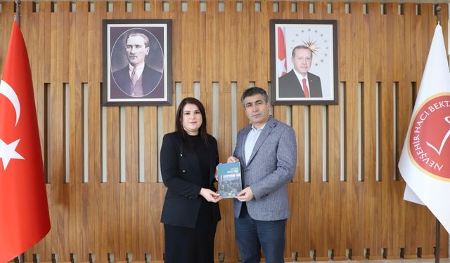 NEVÜ Öğretim Elemanı Dr. Kamile Serbest, Uygur Türkleri Üzerine Yazdığı Eseri Rektör Aktekin’e Takdim Etti