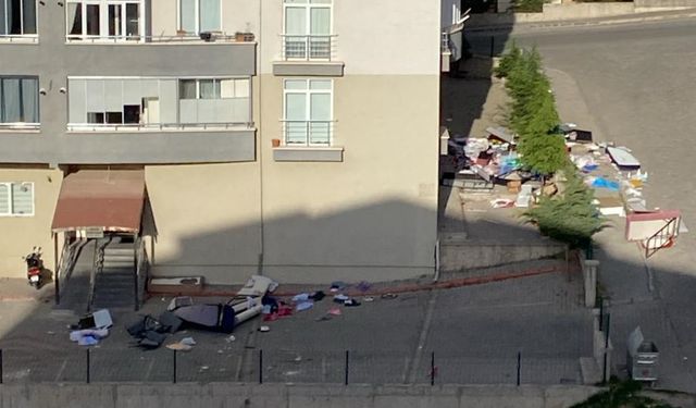 Nevşehirde sinir krizi geçirip eşyalarını sokağa attı!