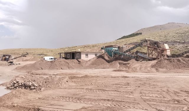 Herkes Arsa Satarken O Arsa Alıyor