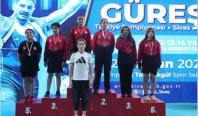 Nevşehirli Genç Güreşçiler Sivas'tan Madalyalarla Döndüler