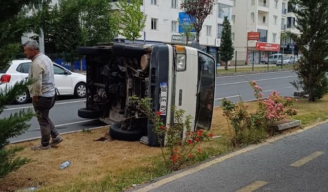 Nevşehir'de kontrolden çıkan minibüs orta refüje devrildi