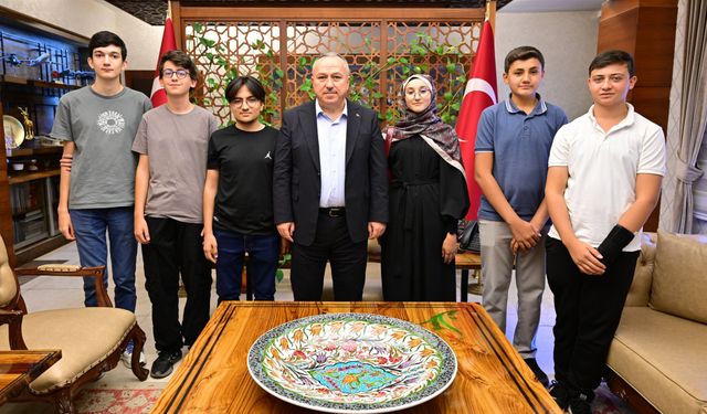 Vali Fidan Umreye Gidecek İmam Hatipli Öğrencileri Kabul Etti