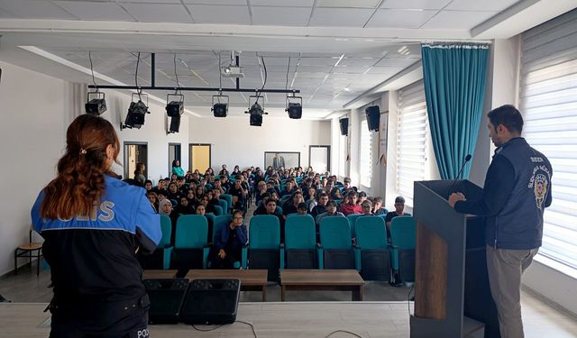 Nevşehir Emniyeti Öğrencilere Siber zorbalığı anlattı