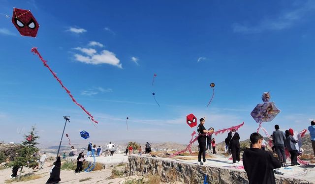 Nevşehir’de Aile Yılı Kapsamında Uçurtma Şenliği Düzenlendi