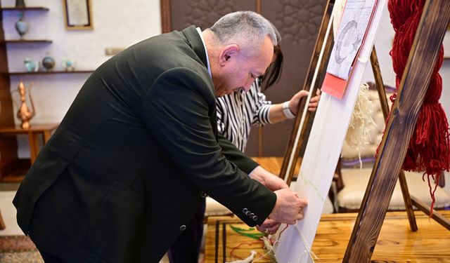 Vali Fidan İlk İlmeği Attı: Birlik ve Beraberlik Bayrağa İşleniyor