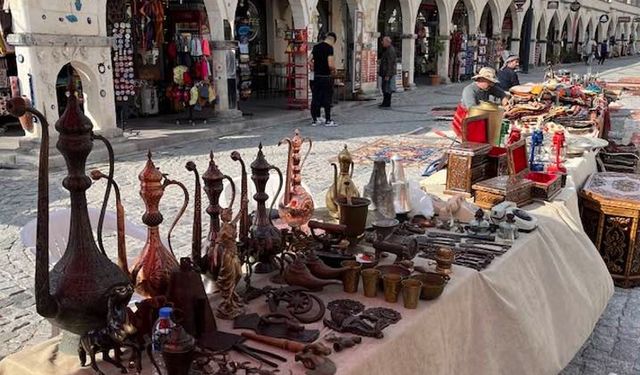 Ortahisar’da Antika Pazarı Yoğun İlgi Görüyor