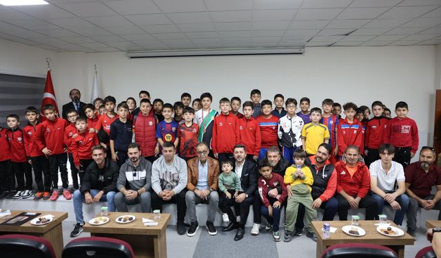 Başkan Arı’dan Minik Futbolculara Krampon