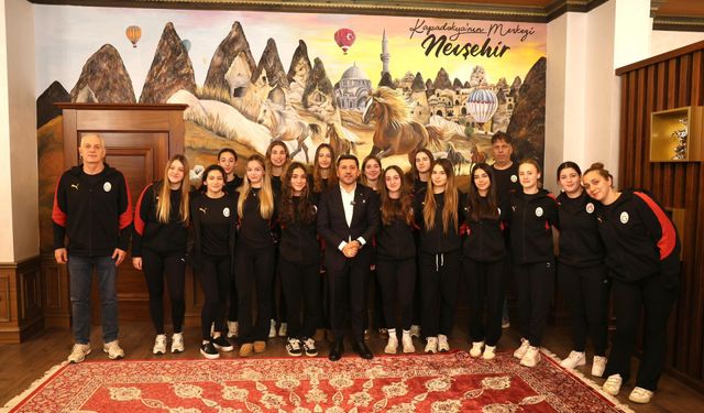 Galatasaray Kadın Sutopu Takımı Nevşehir Belediye Başkanı Rasim Arı’yı Ziyaret Etti