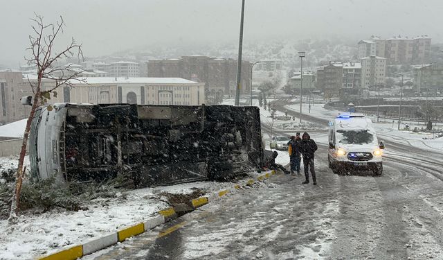 Nevşehir’de Servis Aracı Devrildi: 13 İşçi Yaralandı