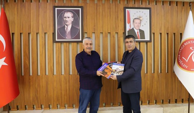 Dünya Turizm Sahibi Küsmez, NEVÜ Öğrencilerine Çok Dilli Kitap Bağışladı