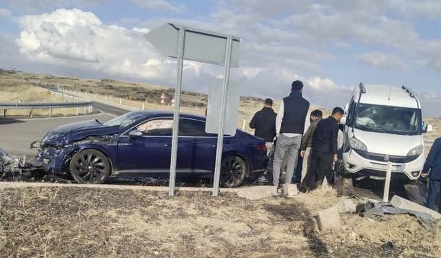 Tatlarin Girişinde Maddi Hasarlı Trafik Kazası