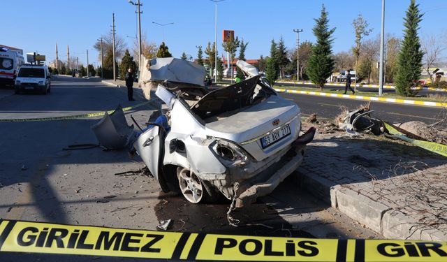 Nevşehir'de ağaca çarpan otomobil ikiye bölündü! 2 ölü, 1 yaralı