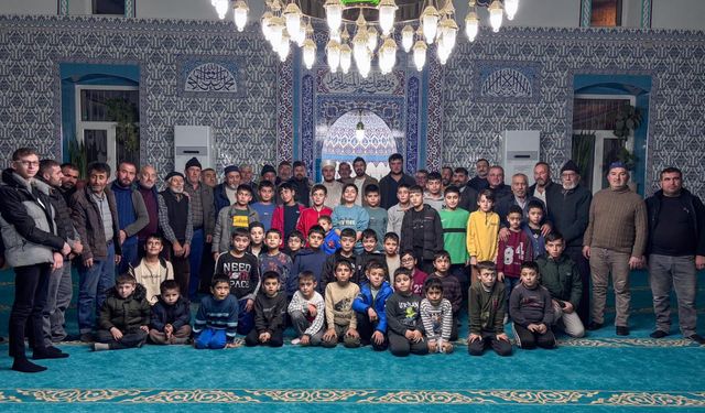 Nevşehir'in Topaç Köyü’nde Çocuklar ve Büyükler Aynı Safta