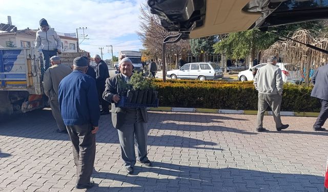 Çat Kasabasında Vatandaşlara 2 Bin Fidan Dağıtıldı