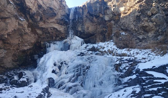 Nevşehir’de Kadirah Şelalesi Buz Tuttu