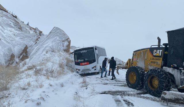 Nevşehir İl Özel İdaresi Ekipleri Yolda Kalan Araçları Kurtardı