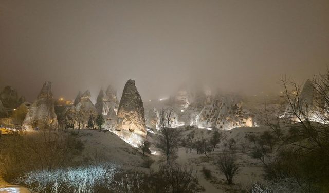 Kapadokya’da Kış Masalı: Peribacaları Beyaza Büründü