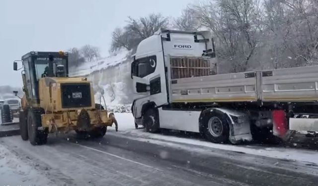 Ürgüp çevre yolunda yolda kalan tır kurtarıldı