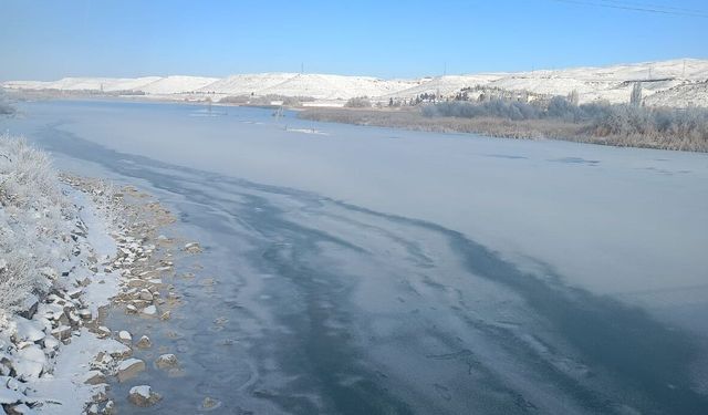 Nevşehir Gülşehir'de Kızılırmak Dondu