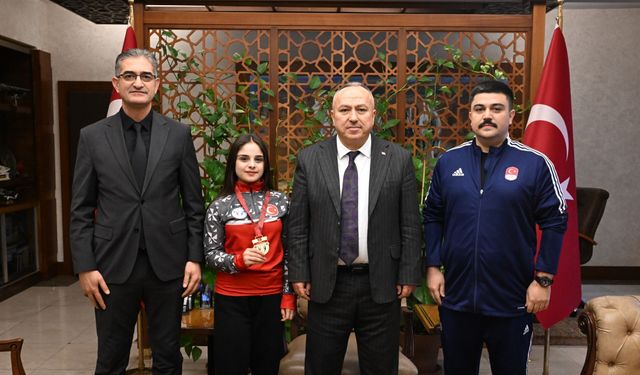Nevşehir’in Başarılı Sporcuları Valilikte Ödüllendirildi