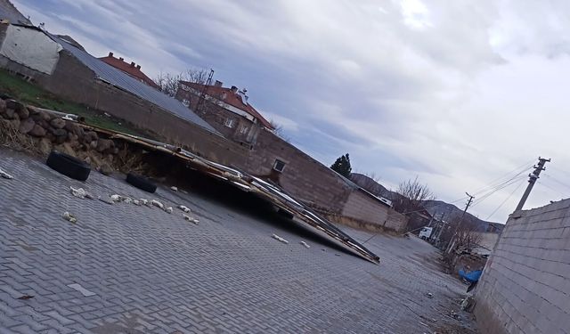 Nevşehir Karapınar’da fırtına ağılın çatısını uçurdu