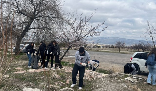 Kapadokya’da Büyükler Kirletti, Öğrenciler Temizledi