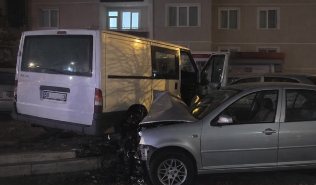 Nevşehir’de Transit Park Halindeki Araçlara Çarptı