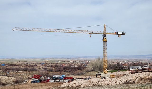 Tatlarin'de TOKİ Konutları İçin Vinç Kuruldu