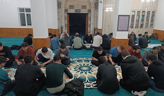 Nevşehir KYK öğrencileri oruçlarını camide açtı