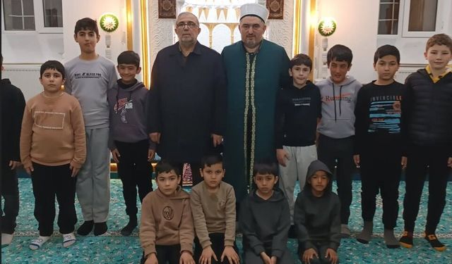 Karasoku Camisi’nde Çocuklara Teravih Hediyesi