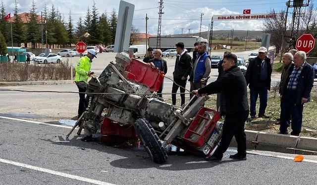 Nevşehir'de otomobille çarpışan traktör ikiye bölündü | Video