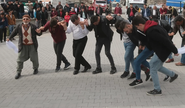 85’lik Ekrem dede halayda gençlere taş çıkartıyor