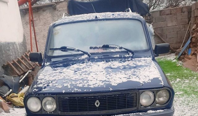 Dolu yağışı çevreyi beyaza bürüdü