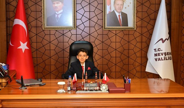 Minik Vali Makam Koltuğuna Oturdu