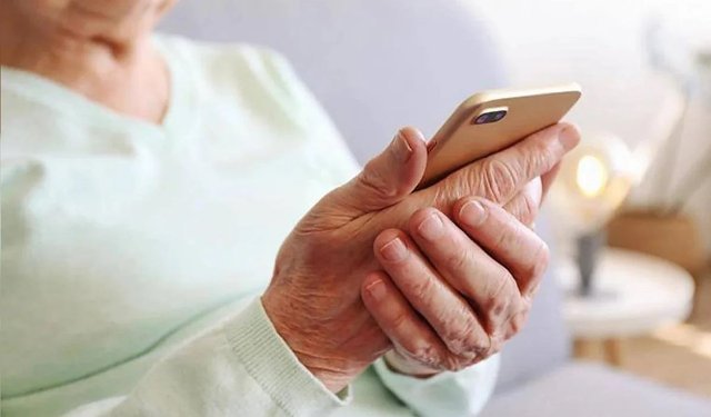 Telefonla korkuttular, altın ve parasını aldılar!