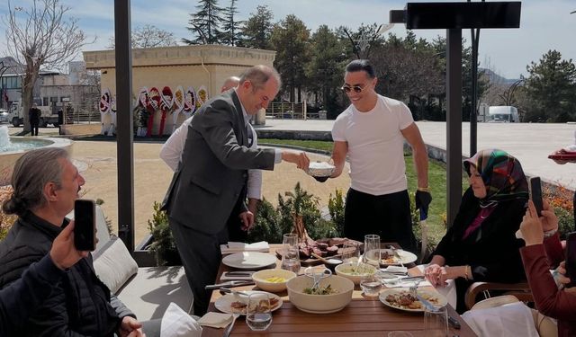 Uçhisar’da Açılan “Nusr-Et”e Başkan Çamcı’dan Ziyaret