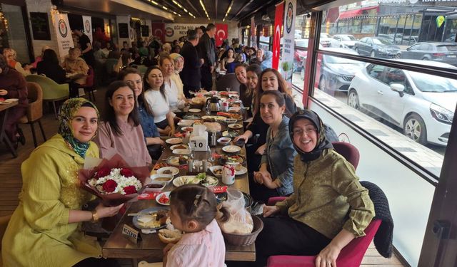 Eğitim-Bir-Sen’de Anneler Günü Coşkusu